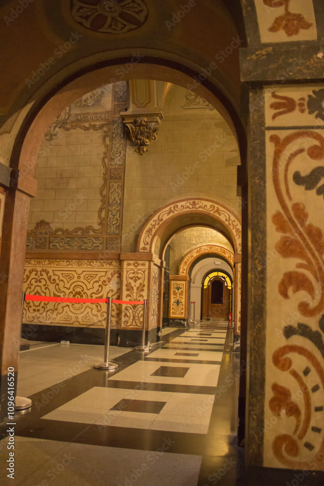 Fototapeta premium arched tunnel in the walls of the building, the walls are decorated with drawings