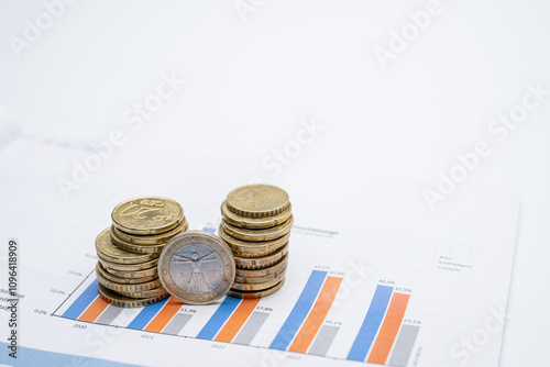 , Deutschland, 23.11.2024,  Stapel aus Euro-Münzen auf einem Finanzdiagramm. Symbolisiert wirtschaftliche Analyse, Finanzen und Investitionen in Europa.