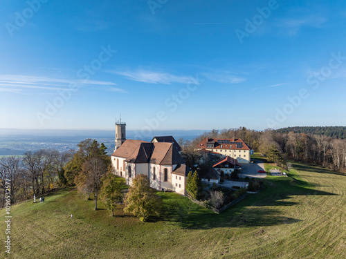 luftbild vom 983 meter hohen dreifaltigkeitsberg auf der gemarkung von spaichingen mit der wallfahrtskirche, dreifaltigkeitskirche und ehemalige klosteranlage