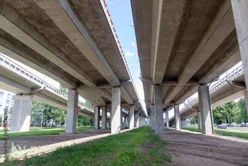 Quadro su tela Abutments of a multi-lane concrete bridge in the city