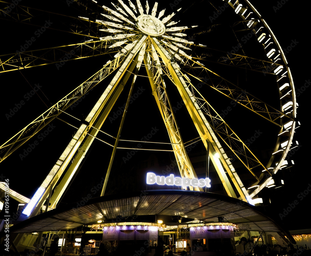Obraz premium Illuminated Ferris wheel in the centre of Budapest, Hungary in the night. 
