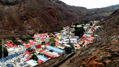 Fotografie Jamestown, Saint Helena, is nestled between steep valley walls, featuring vibrant and colorful architecture