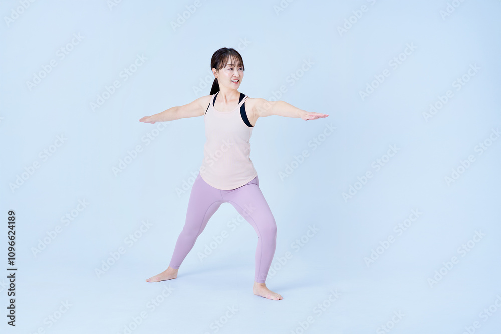 ヨガのポーズをする女性