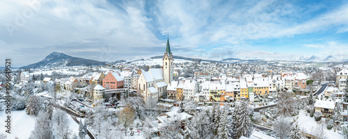 Luftbild von der verschneiten Stadt Engen im Hegau an einem Wintermorgen mit der Kirche Mariä Himmelfahrt in der Altstadt