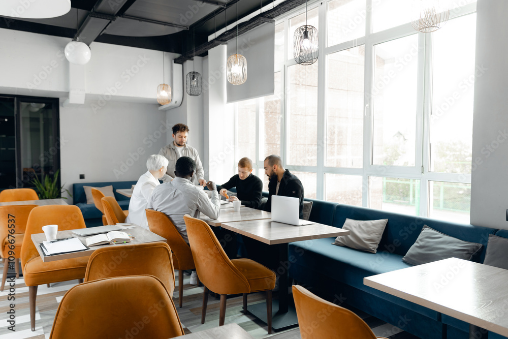 Obraz premium Collaborative Multiracial Team Meeting in Modern Office Lounge