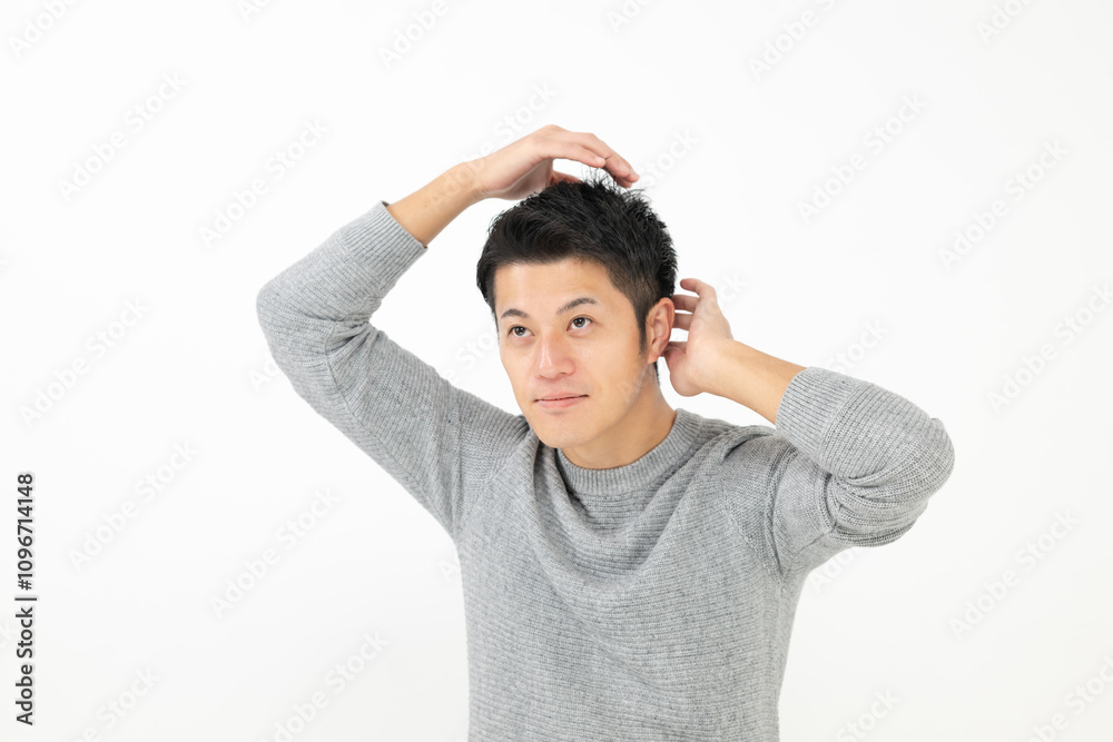 髪を気にする男性 髪を気にする男性
