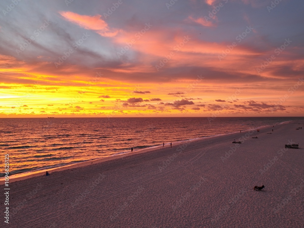 Fototapeta premium Spectacular sunrise over Miami Beach with the Ocean and Buildings glowing