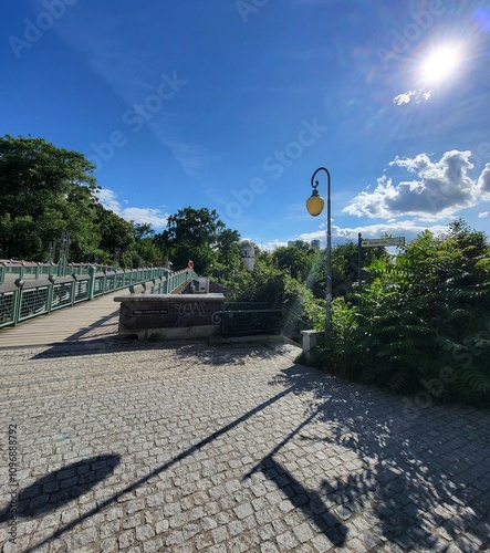 Laterne Gekrümmt wirft den schatten auf den Boden am Sommer Tag  photo