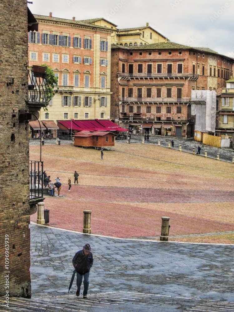 siena, italien - piazza del campo an einem verregneten tag