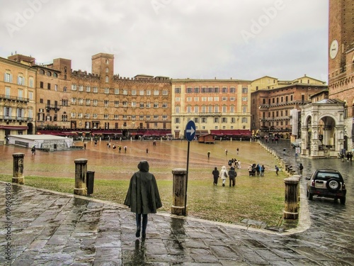 Obraz na płótnie siena, italien - piazza del campo an einem regentag w salonie