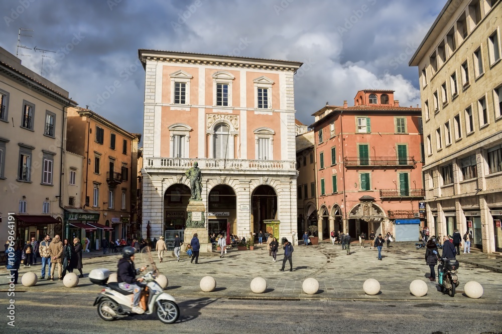 pisa, italien - idyllische kleine piazza in der altstadt