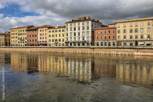 Obraz na płótnie pisa, italien - wasserspiegelung am arno mit alten palästen w salonie