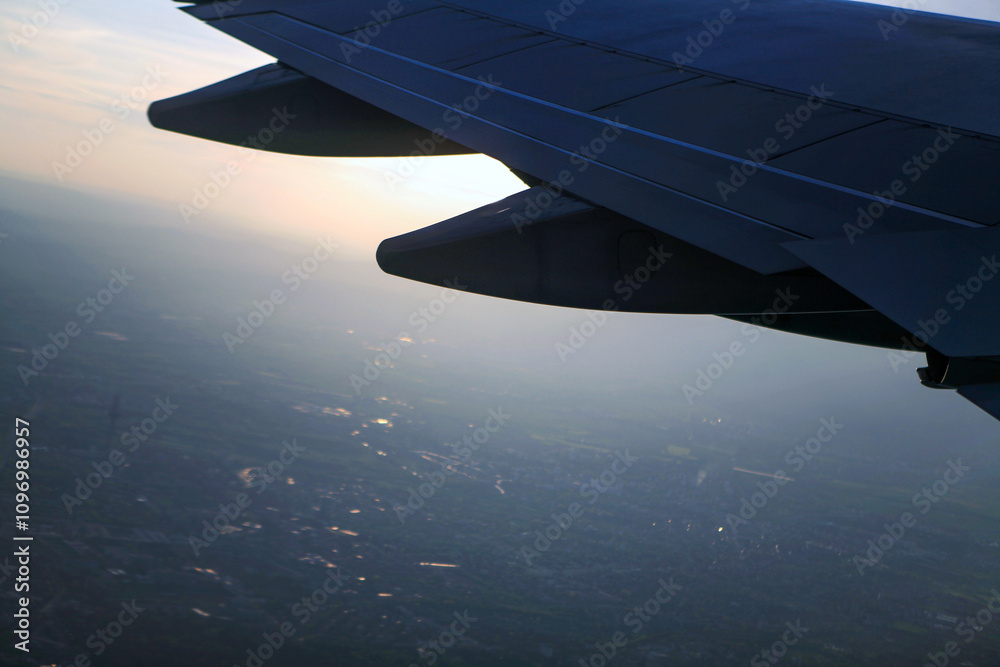 Fototapeta premium wing of the flying airplane