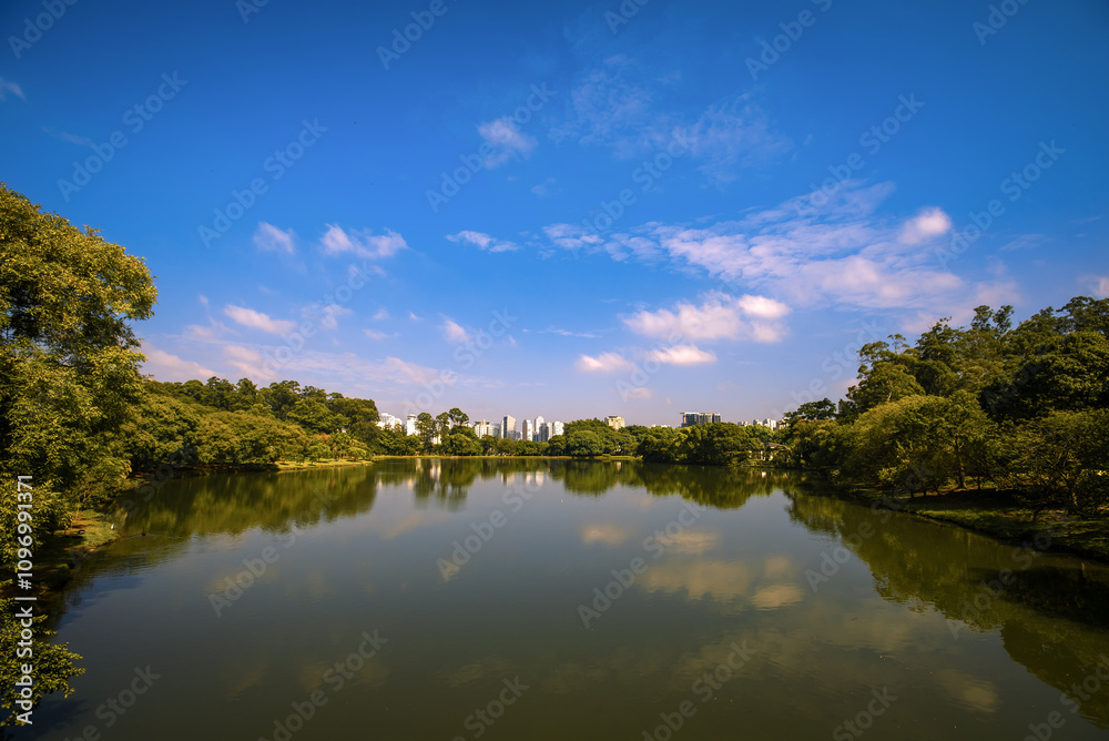 Obraz premium Reflections at Ibirapuera Park’s Lake with the City Skyline in the Background - São Paulo, Brazil