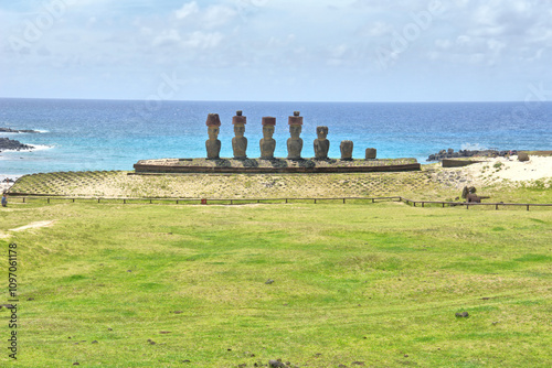 Foto Anakena  coral sand beach in Rapa Nui National Park (Easter Island) wirh  Ahu-At