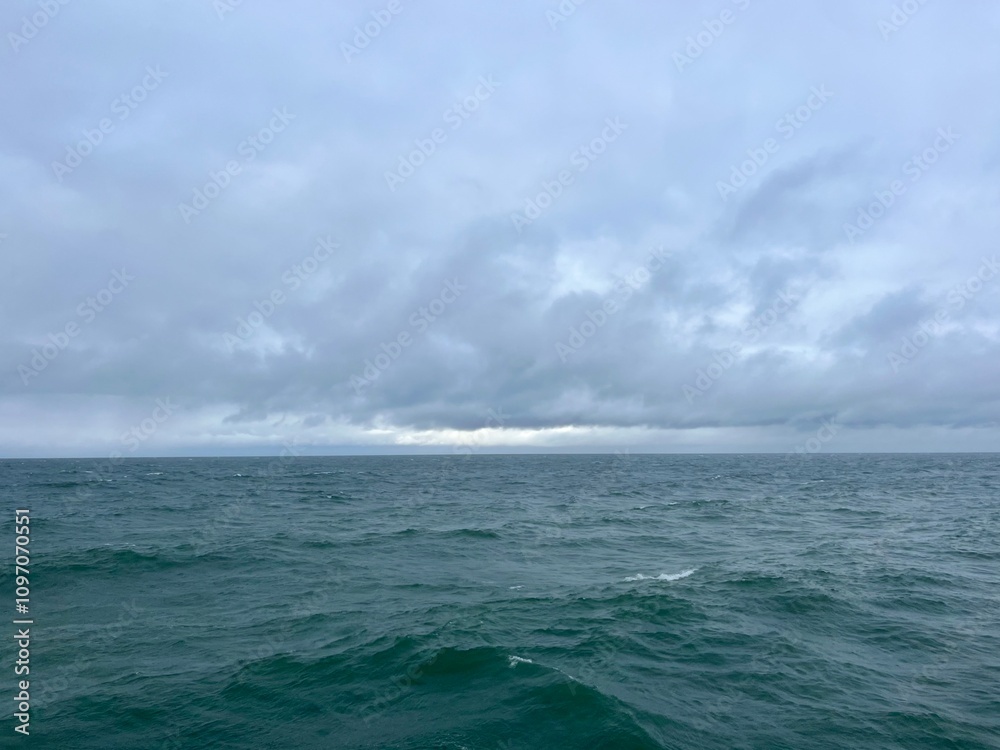 Fototapeta premium Natural seascape background, cloudy sea horizon