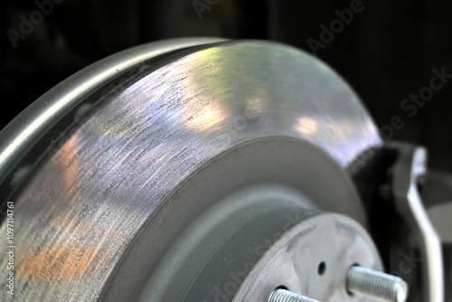 Foto Close-up of a car brake disc showcasing intricate details and surface textures