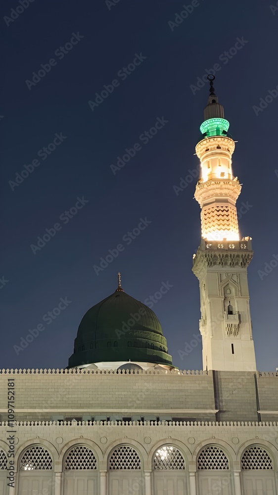 Fototapeta premium The Green Dome and Minaret of the Prophet's Mosque in Medina