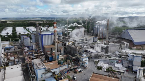 Produção industrial de papel e celulose em um dia poluído na cidade de suzano sp brasil