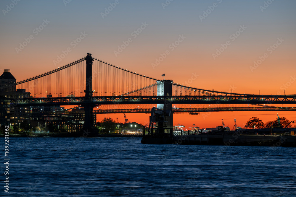 Fototapeta premium New York bridges at sunset