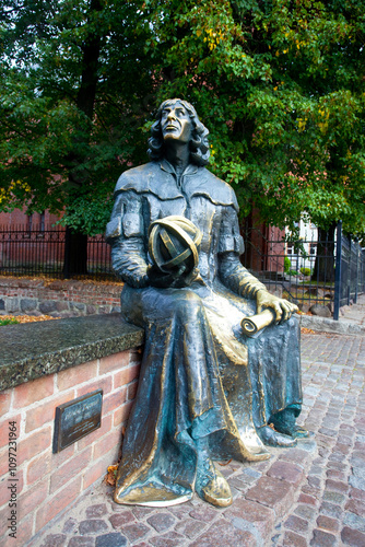 Pomnik wybitnego astronoma, mieszkańca zamku olsztyńskiego, Olsztyn, Polska. Monument to an outstanding astronomer, resident of the Olsztyn Castle, Olsztyn, Poland