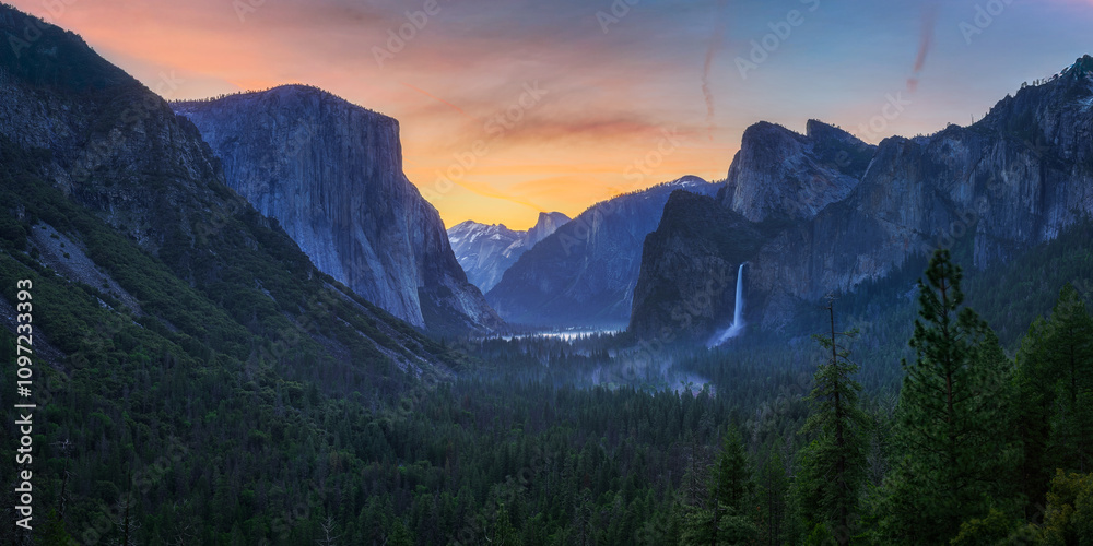 sunrise at the tunnel view in yosemite nationalpark, california, usa