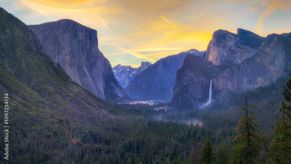 sunrise at the tunnel view in yosemite nationalpark, california, usa