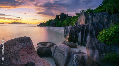 Obraz na płótnie sunset at tropical beach anse source d'argent on la digue on the seychelles w salonie