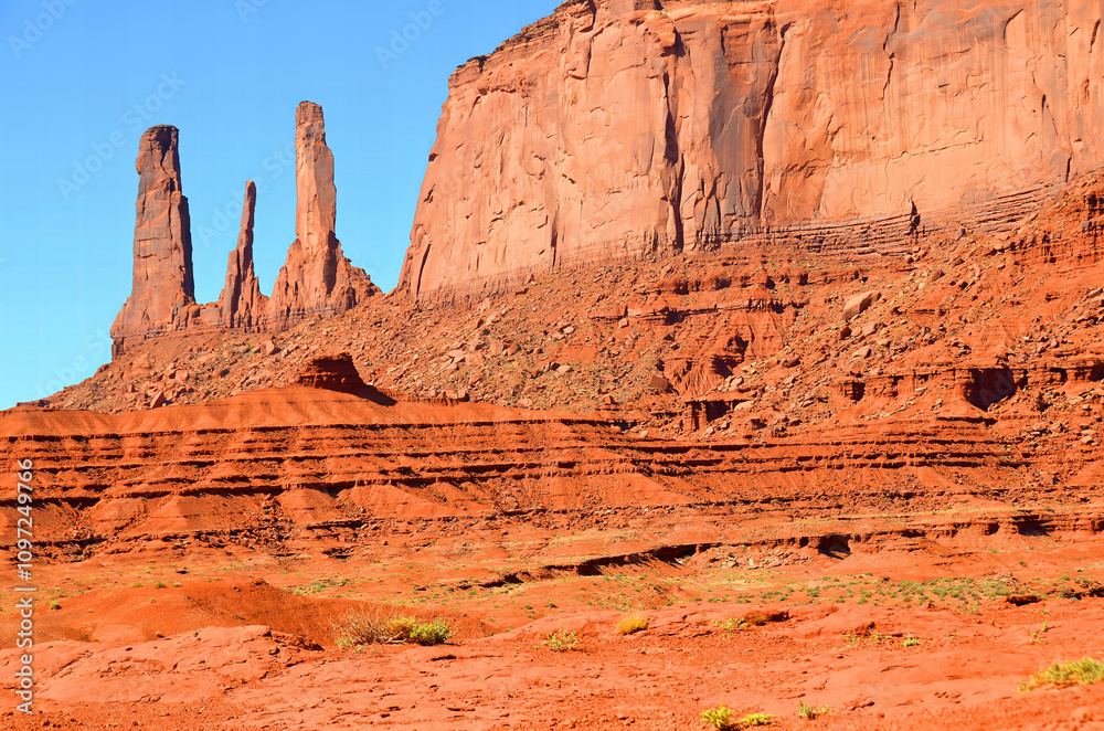 Fototapeta premium Monument Valley is a region of the Colorado Plateau characterized by a cluster of vast sandstone buttes above the valley floor. It is located on the Arizona-Utah state line, USA