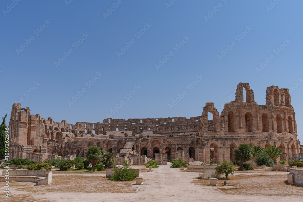 Fototapeta premium The beautiful Tunisian amphitheater of El Jem seen in beautiful weather