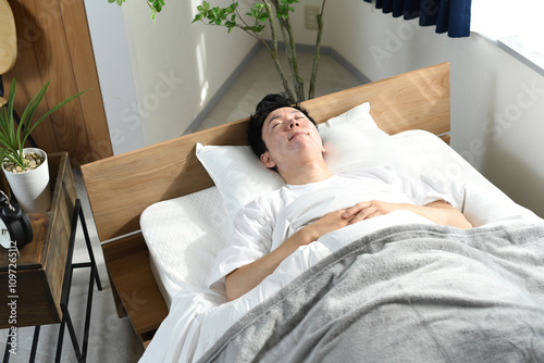 寝室で良質な睡眠・熟睡・快眠をする男性 photo