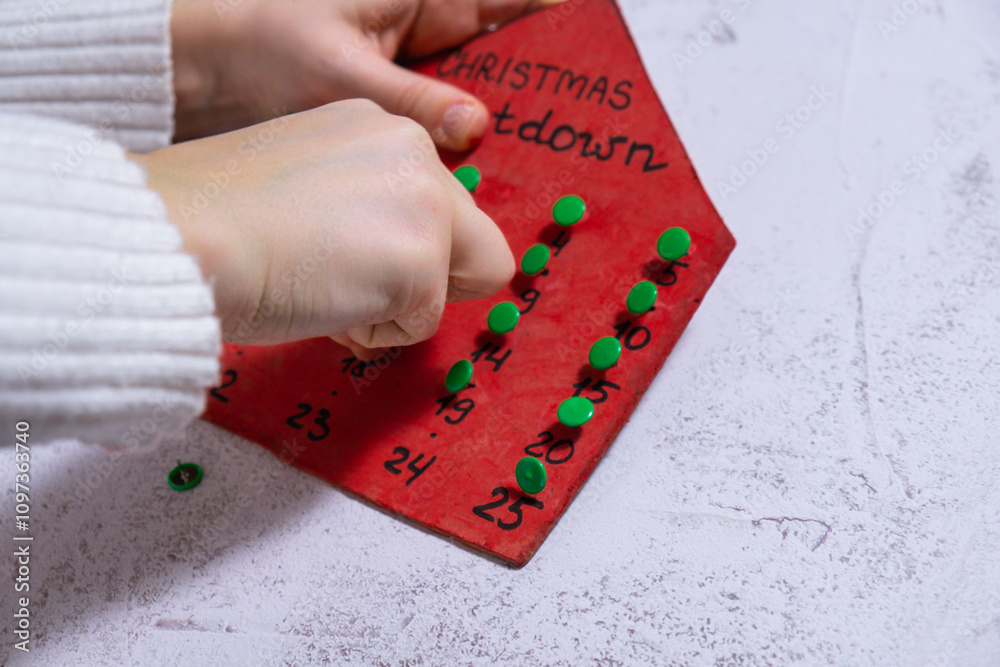 Obraz premium Wooden Christmas advent calendar house Sustainable preparation Diy process of making handmade decoration. Step by step activity for children. Inclusive and responsible stress relief holiday hobby