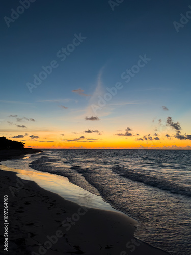 Vista de un atardecer o amanecer desde la playa en el caribe photo