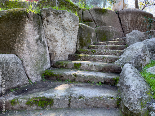 Escalera de piedra con musgo