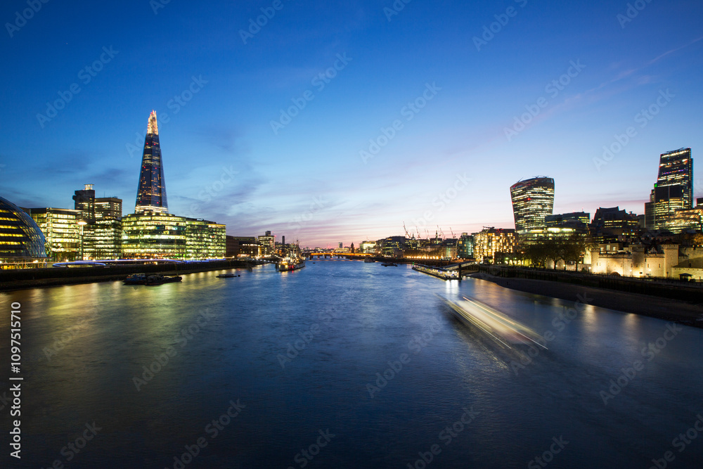 Fototapeta premium 영국 런던을 촬영한 런던 야경사진입니다.
