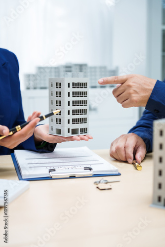 Foto Asian business professionals and lawyer meet at desk, discussing city planning and high-rise building tax collection