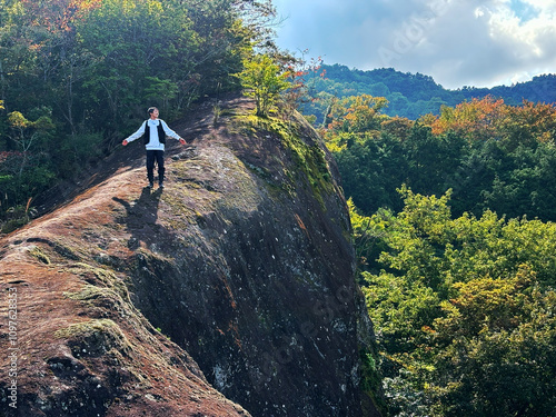 法性（ほうしょう）寺／男性が立っている「お船岩（舟型の岩山）」の断崖【ジオパーク秩父】日本埼玉県 photo