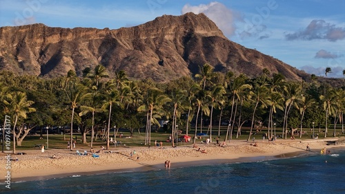 Photos Diamond Head and palm trees behind beach