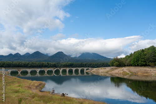夏の糠平湖、タウシュベツ川橋梁の風景