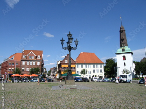 Marktplatz mit Stadtkirche und Laterne in Glückstadt in Schleswig-Holstein photo