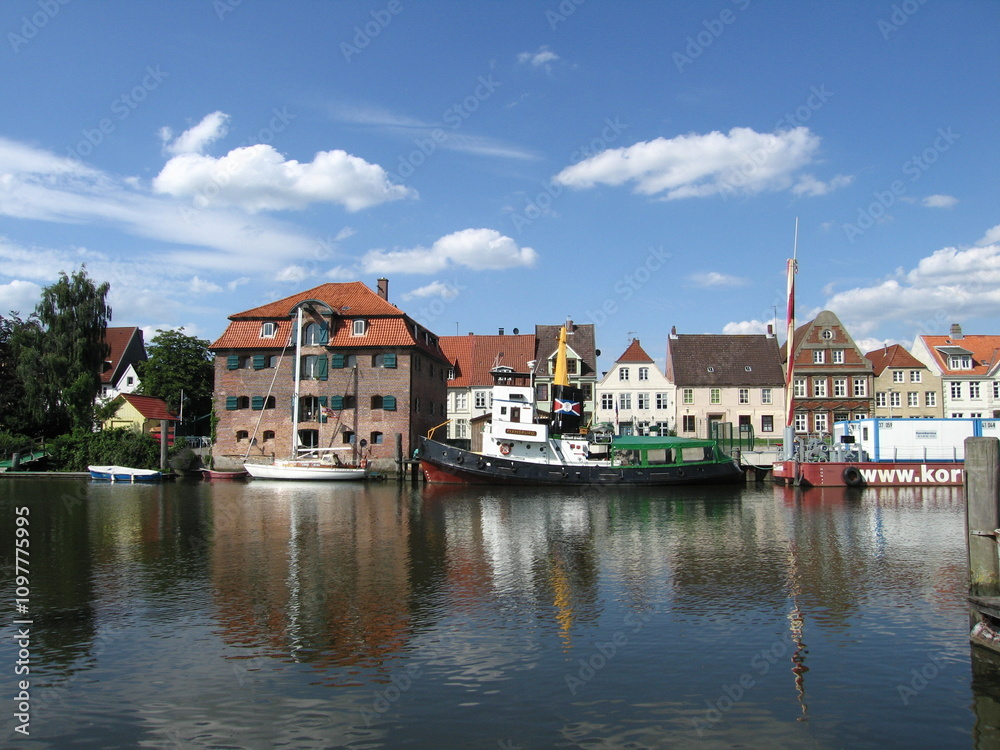 Binnenhafen mit Salzspeicher in Glückstadt an der Elbe in Schleswig-Holstein Binnenhafen mit Salzspeicher in Glückstadt an der Elbe in Schleswig-Holstein
