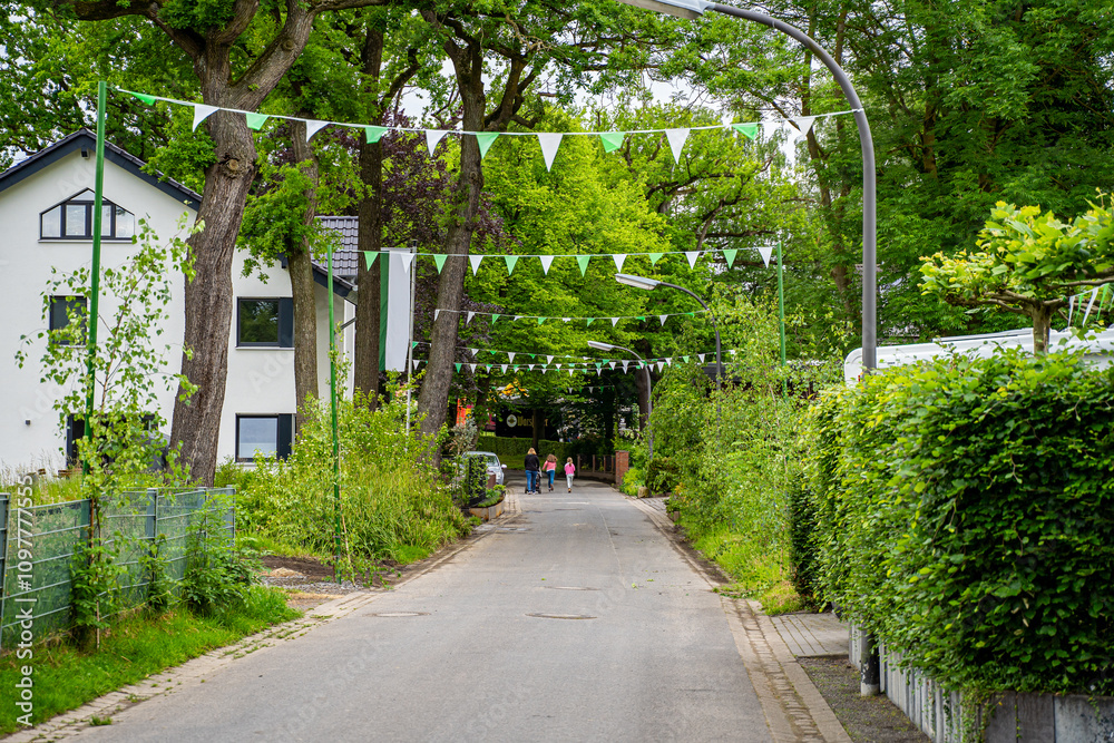 Eine geschmückte Strasse führt durch ein Dorf. Eine geschmückte Strasse führt durch ein Dorf.
