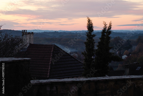 Coucher de soleil sur les paysages du Lot, observé depuis la ville de Gourdon photo