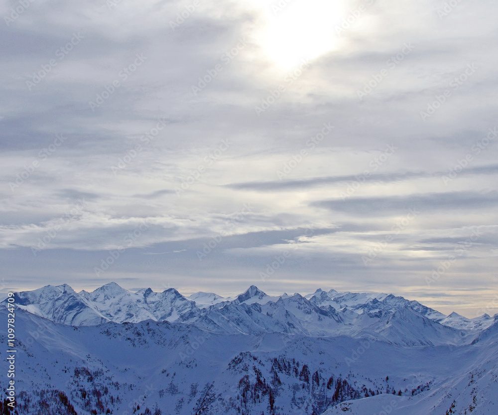 Fototapeta premium Wunderschöne Winterlanschaft in den Alpen
