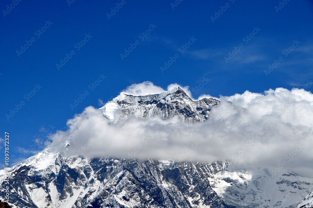 Obraz premium Snow covered mountains in Nepal Himalayas