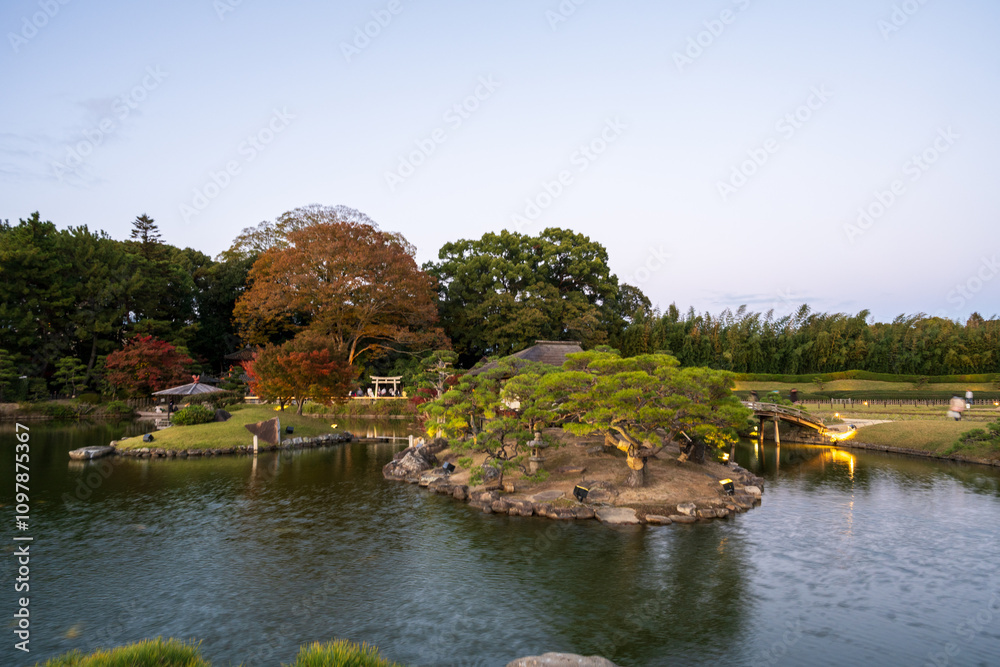 Naklejka premium 日本の岡山県岡山市の後楽園の美しい夜の風景