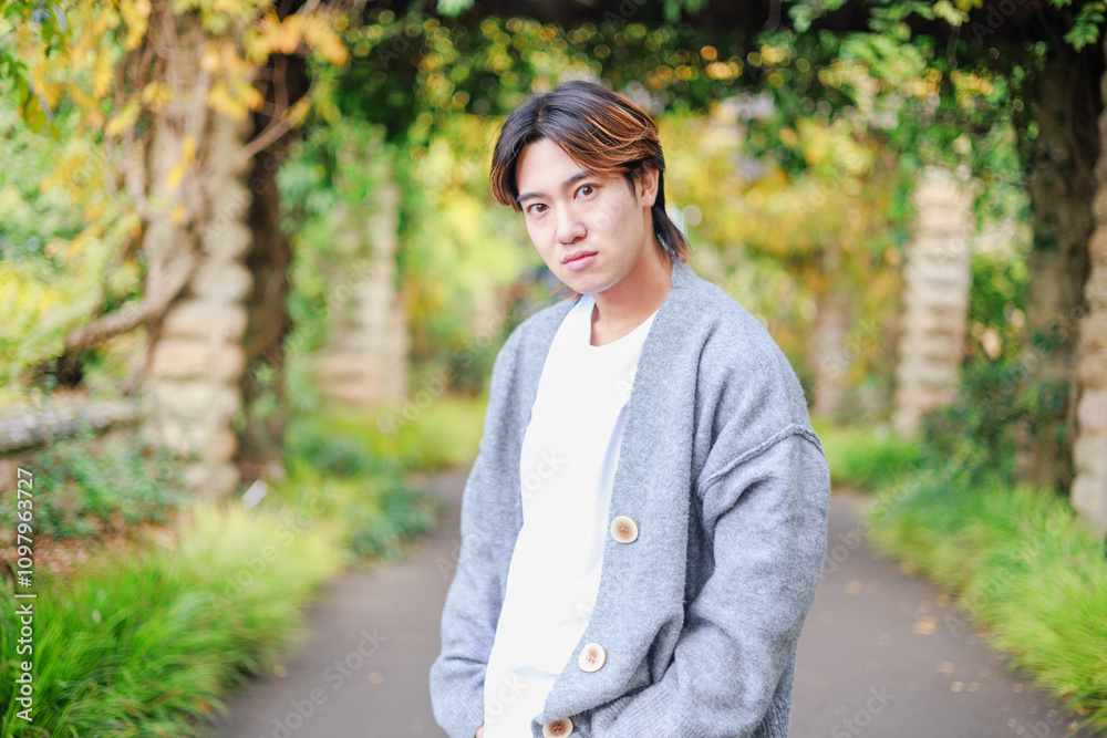 散歩する若い日本人男性 散歩する若い日本人男性