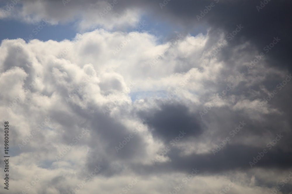 Obraz premium 雨雲と雲が混じり合った雨上がりの冬の空