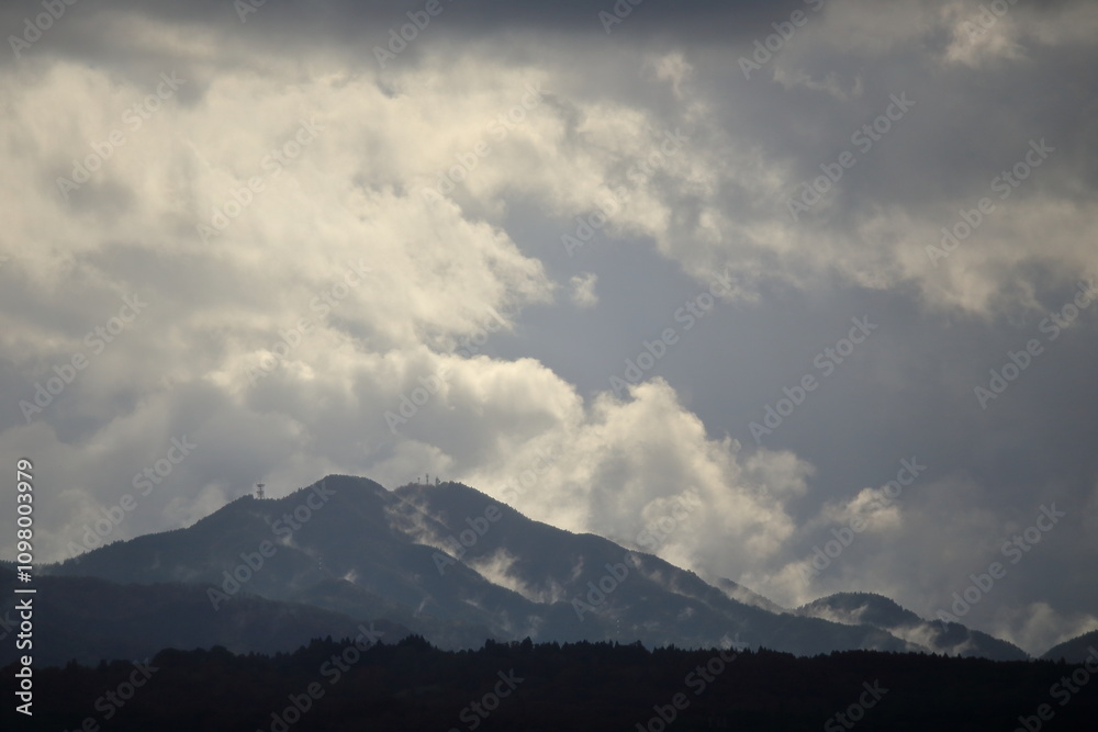 Obraz premium 雨雲と雲が混じり合った雨上がりの冬の空