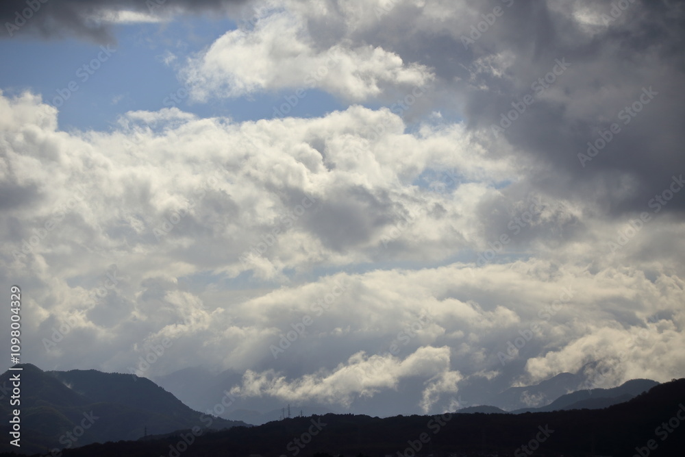 Obraz premium 雨雲と雲が混じり合った雨上がりの冬の空